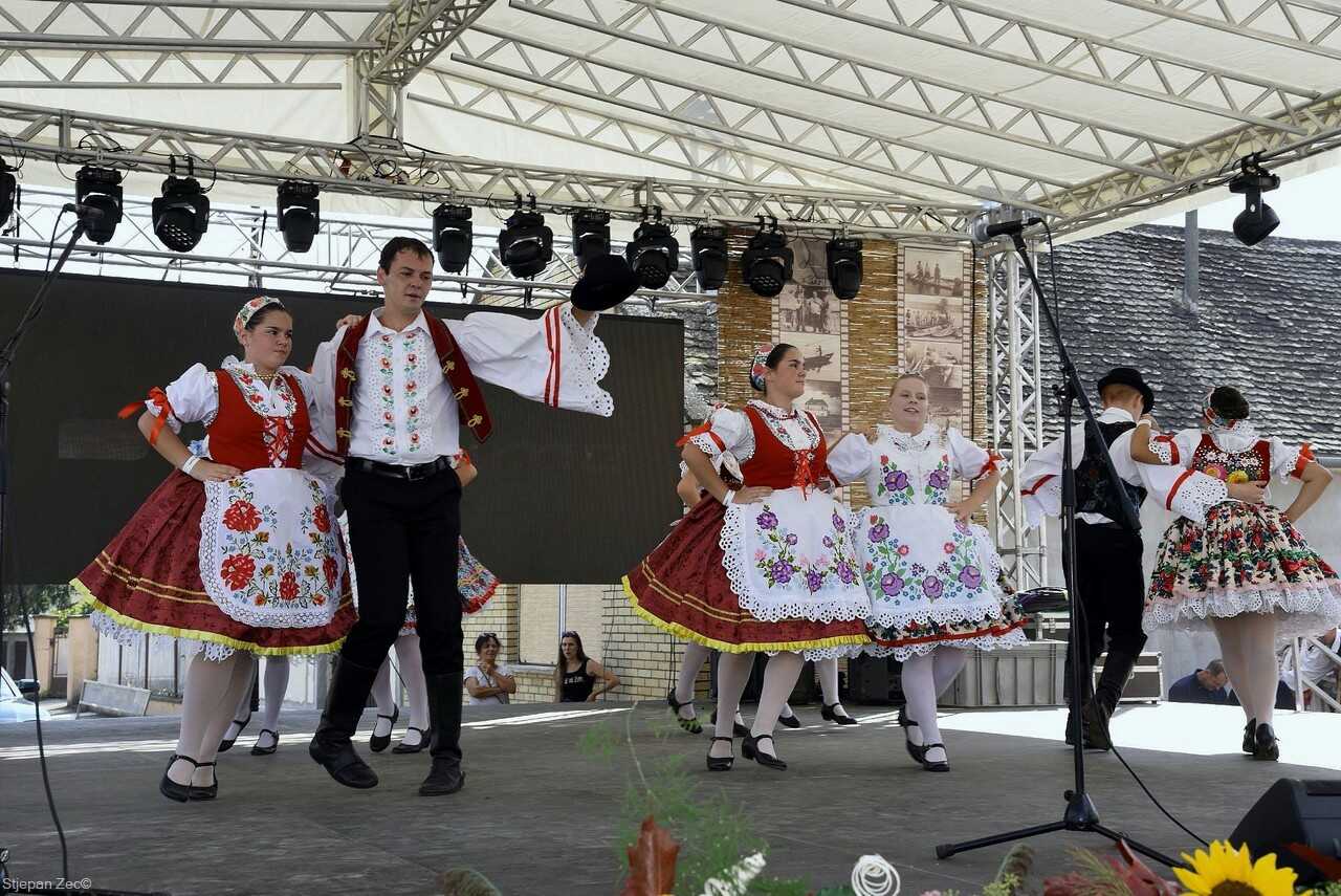 spectacle folklorique en Slavonie à Kopacevo lors des ribarski dani
