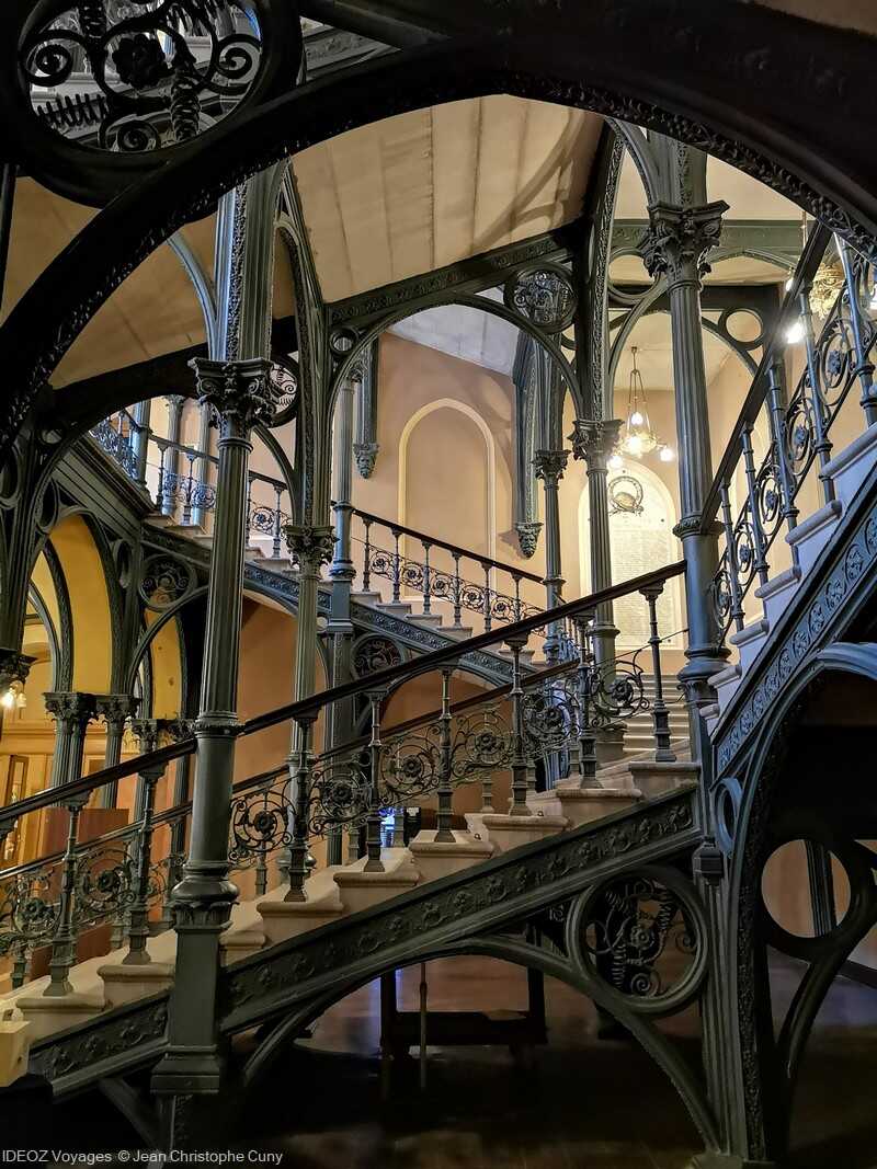 escalier du nouvel hôtel de ville de budapest