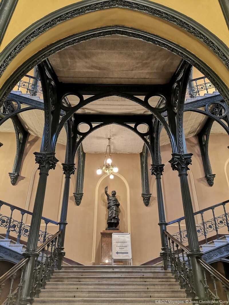 nouvel hôtel de ville de budapest escalier et statue