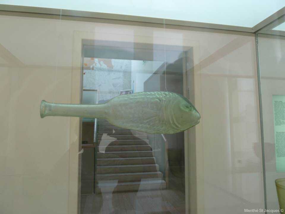 bouteille en verre en forme de poisson au musée du verre de zadar