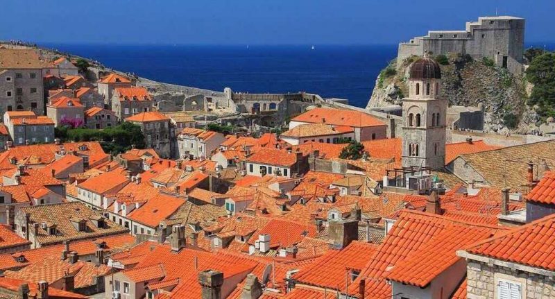 Quelles sont les villes incontournables en Croatie lors d'un séjour culturel? 1 dubrovnik vieille ville et ses toits (1)