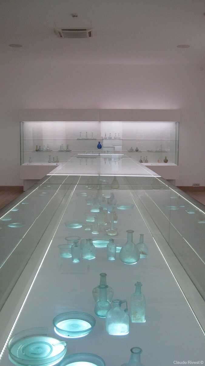 musée du verre de zadar plats, flacons et bouteilles