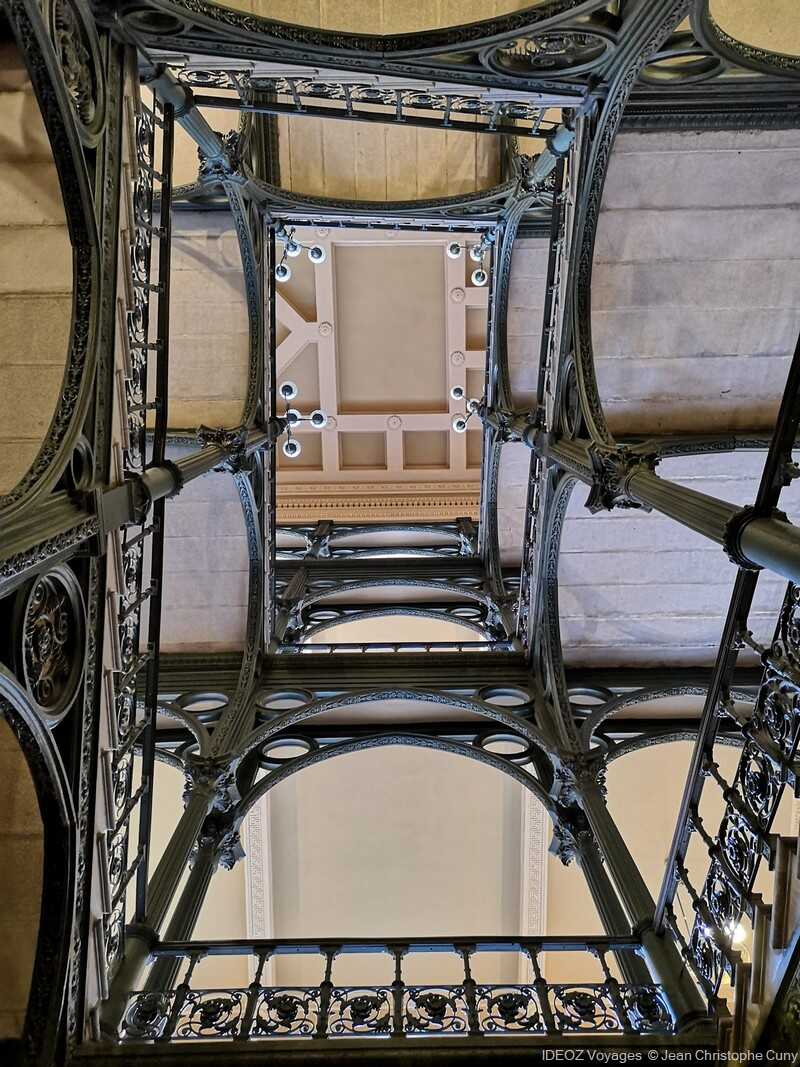 perspective sur l'escalier du nouvel hôtel de ville de budapest