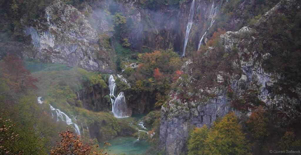 grande cascade et chutes des lacs inférieurs à plitvice en octobre