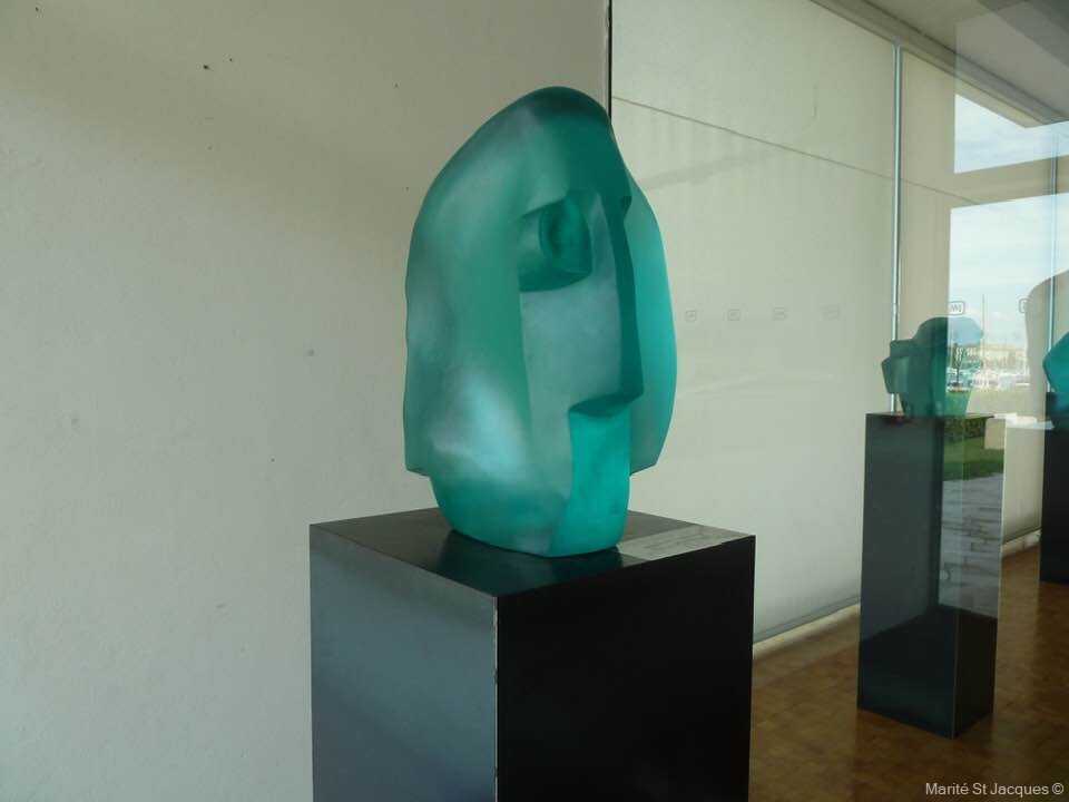 sculpture de verre vert dans le musée du verre antique de zadar  Muzej antičkog stakla u Zadru