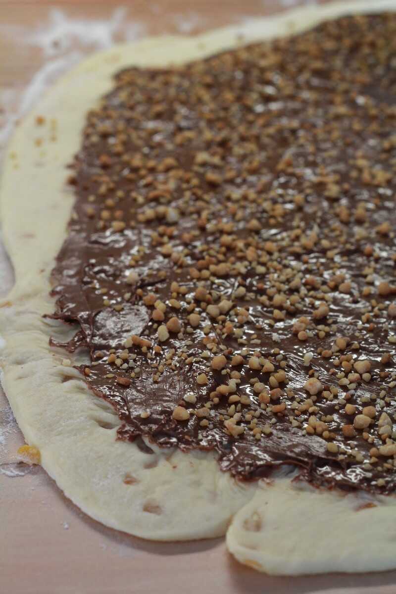 préparation du kanelsnurrer au nutella recouvrir la pâte à tartiner