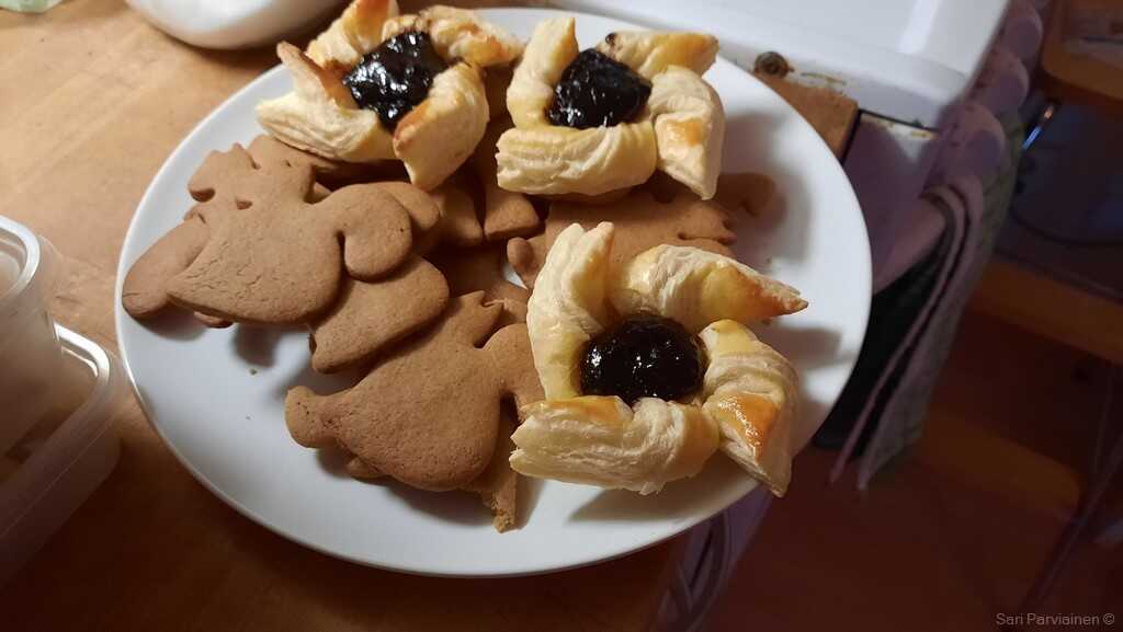 joulutortut et pipparkakut tartelettes au pruneaux et biscuits aux épices de noel