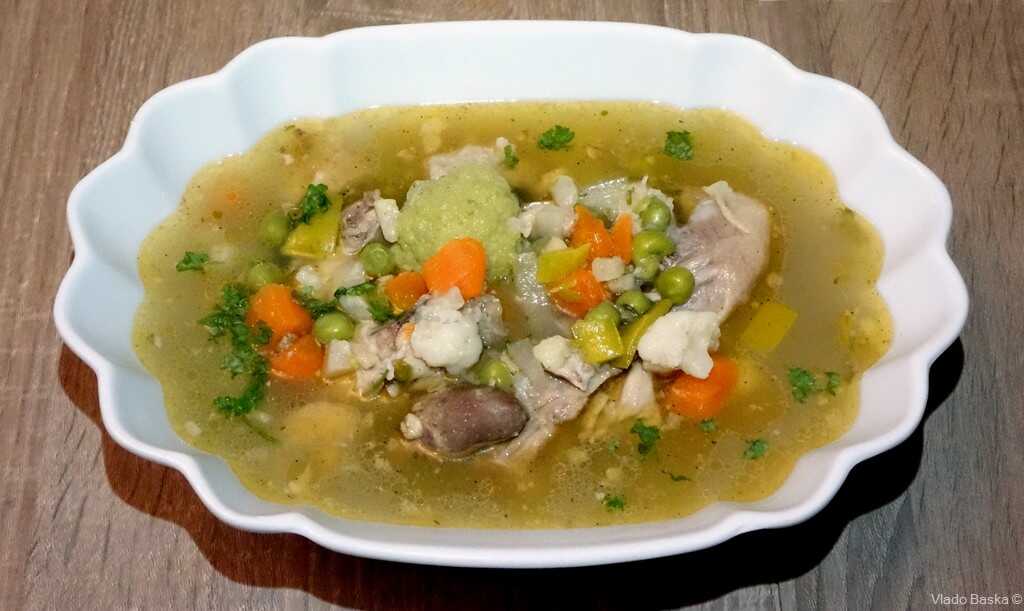 ajngemahtec soupe au bouillon et à la viande de poulet et aux abats spécialité de zagreb et de la croatie centrale