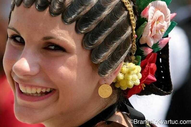 femme croate en habit folklorique