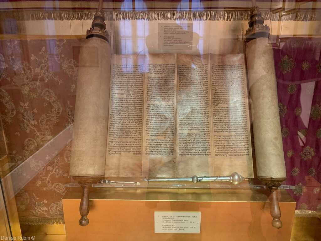 torah de la plus ancienne synagogue sefarade croate a dubrovnik