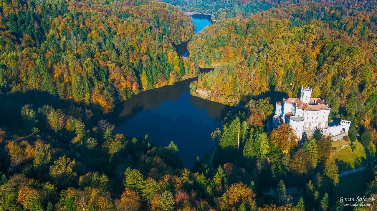 chateau de trakoscan en croatie centrale en automne