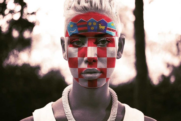 drapeau croate maquille sur le visage dune croate