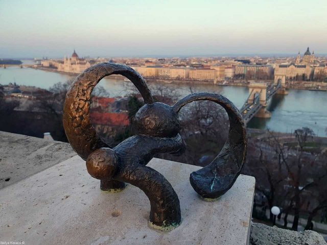budapest mini statue lapin avec des oreilles à carreaux de mihàly kolodko