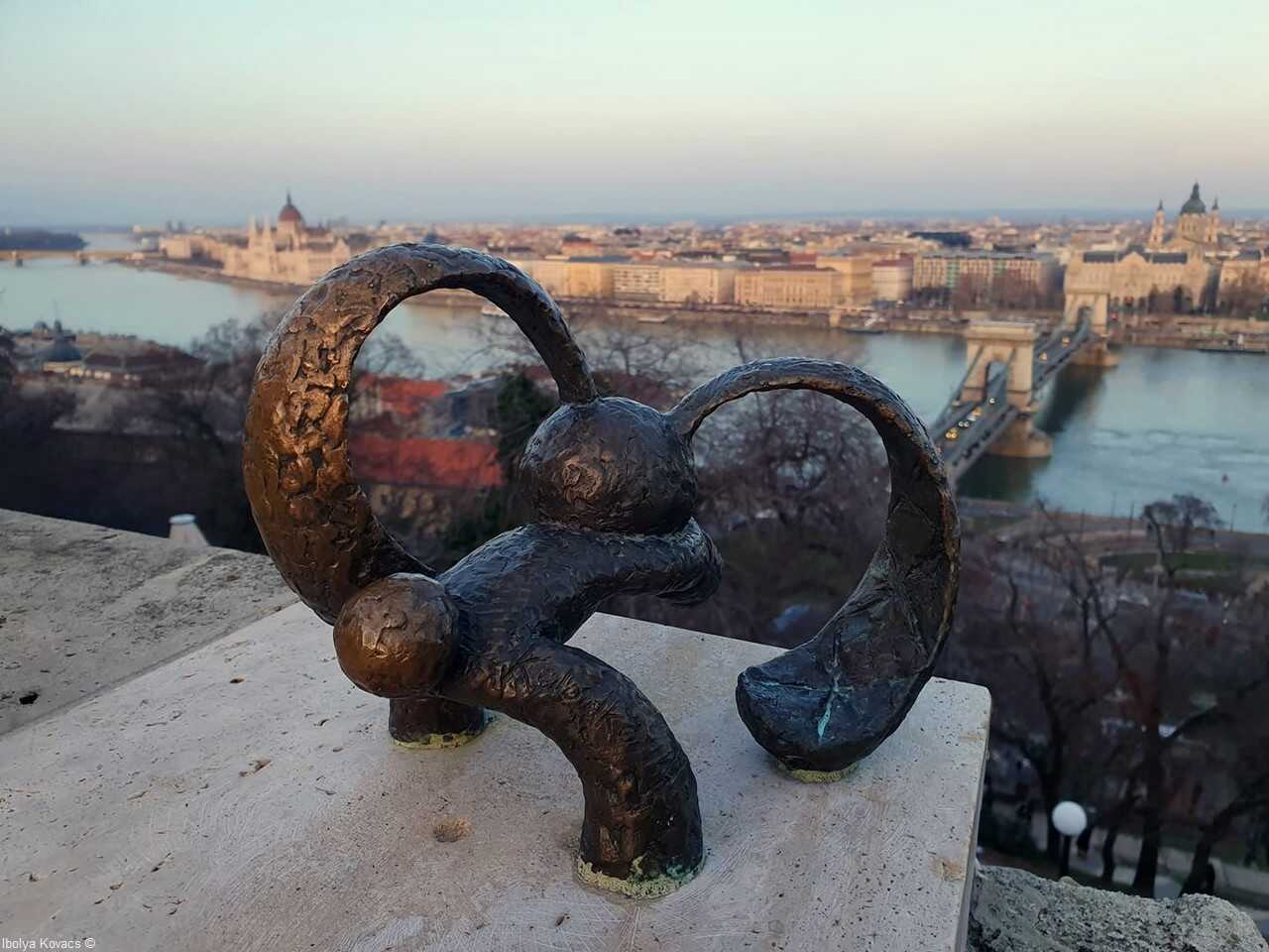 budapest mini statue lapin avec des oreilles à carreaux de mihàly kolodko