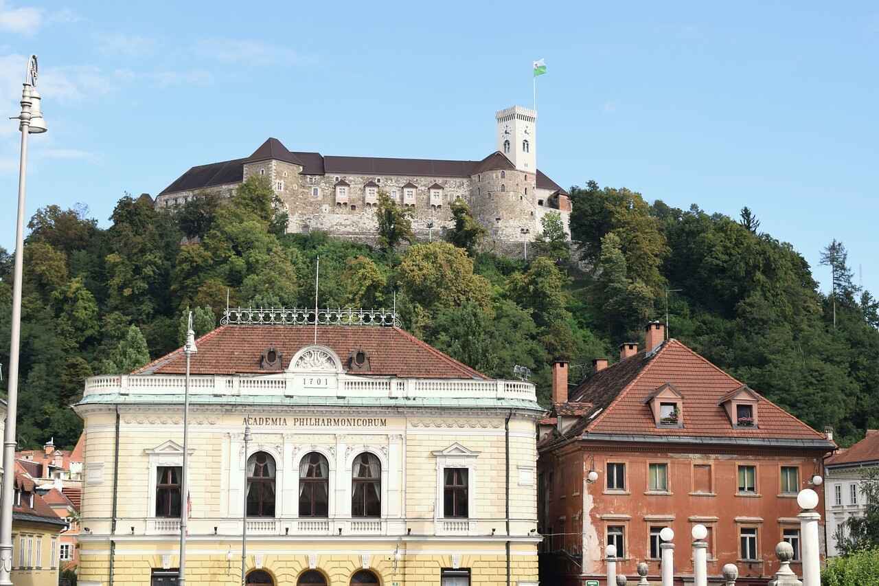 chateau ljubljana surplombant la vieille ville (1)