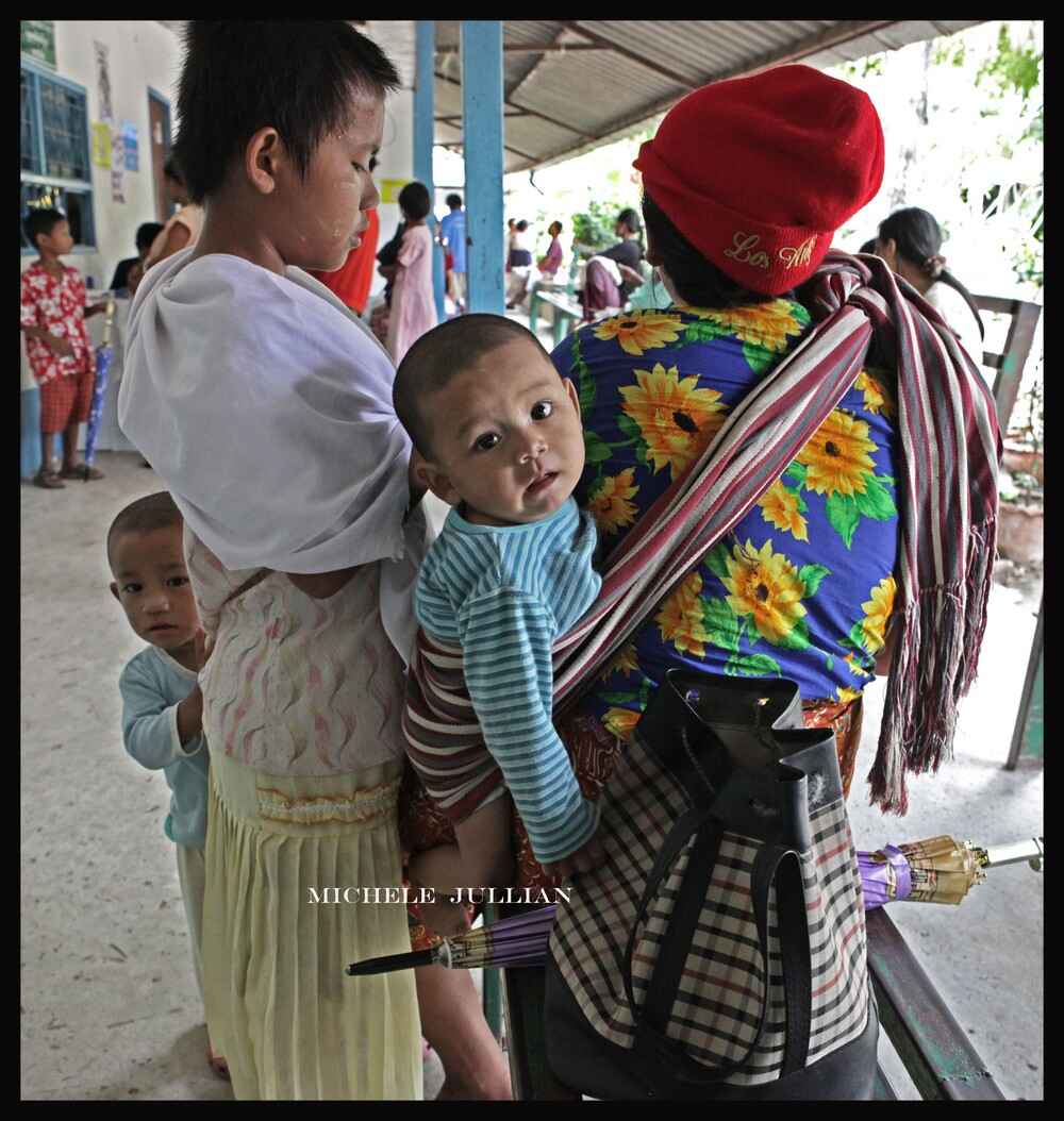 mère portant son enfant en thailande