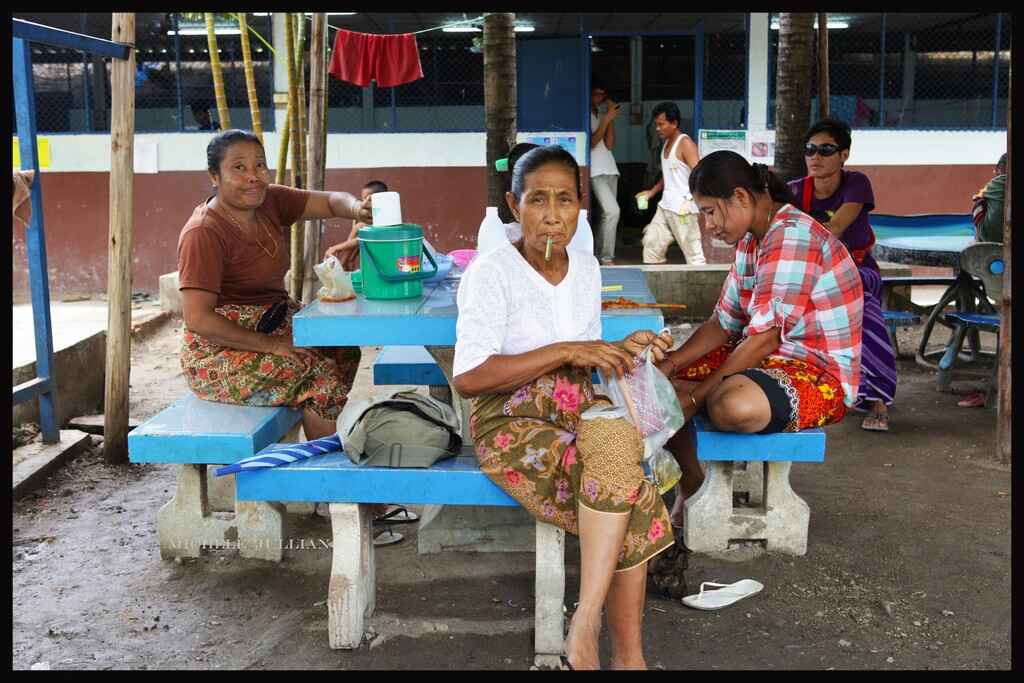femme en thailande en train de fumer une cigarette