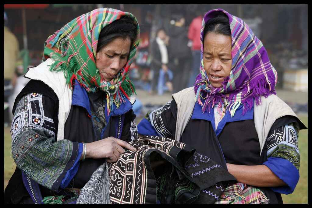 femmes thalandaises en trai de travailler sur un ouvrage de couture
