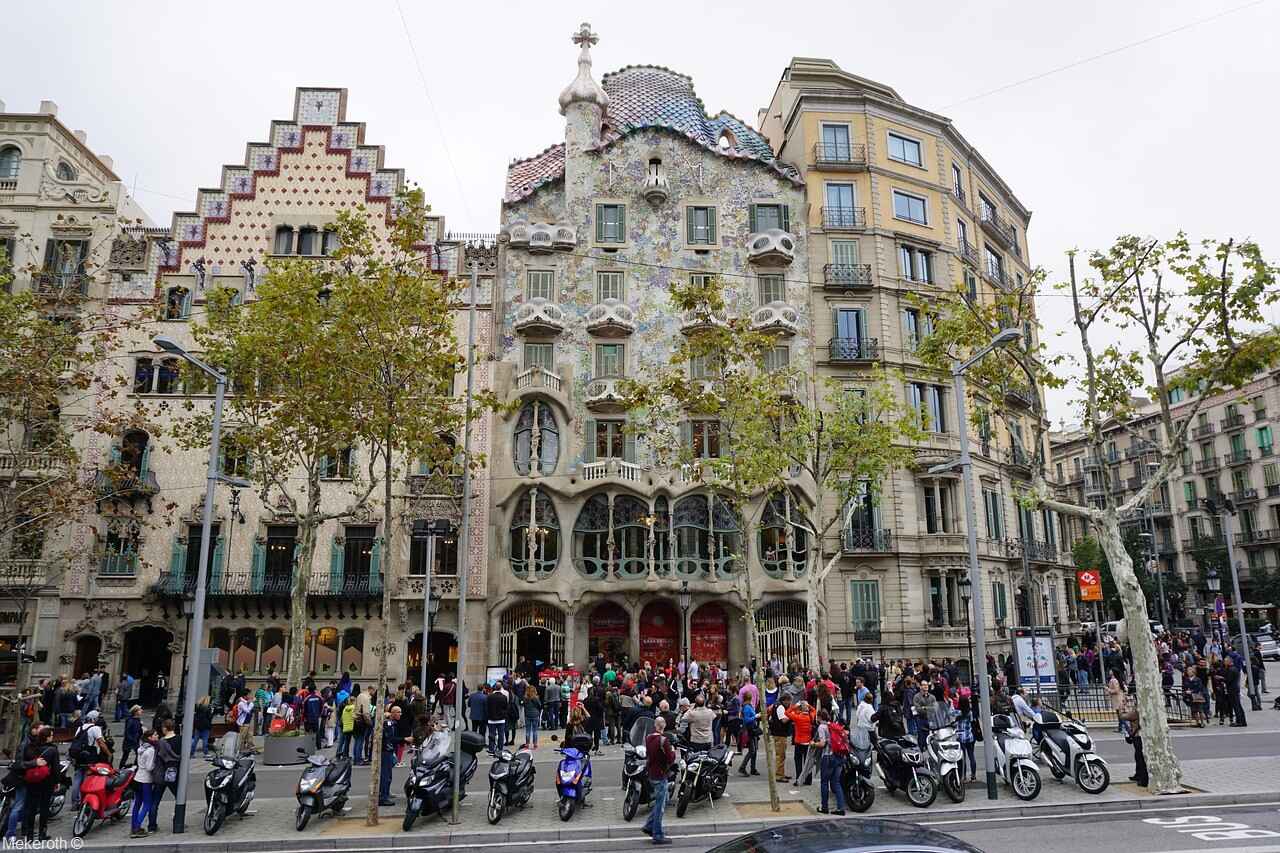 maisons de gaudi eixample barcelona