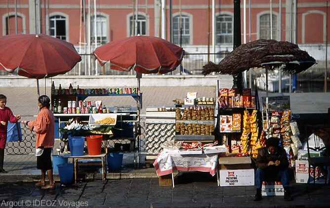 naples vendeurs de bric a brac sur un marché