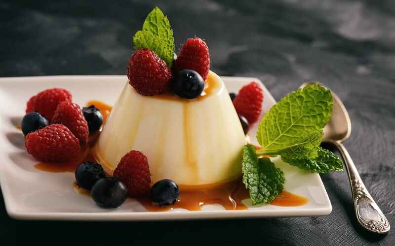 panna cotta acompagnées aux fruits rouges