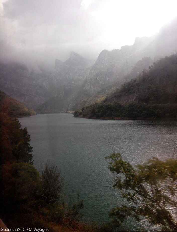 paysage de lac en bosnie herzegovine dans le brouillard 1