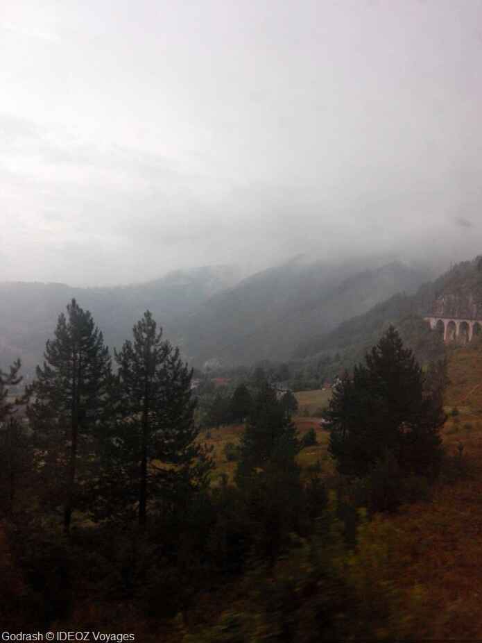 paysages dans le brouillard depuis le train entre sarajevo et mostar