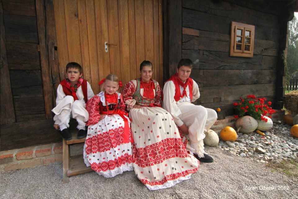 lonjsko polje enfants en habits folkloriques