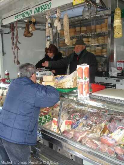 marche vendeur de charcuteries et fromages italiens pecorino umbro