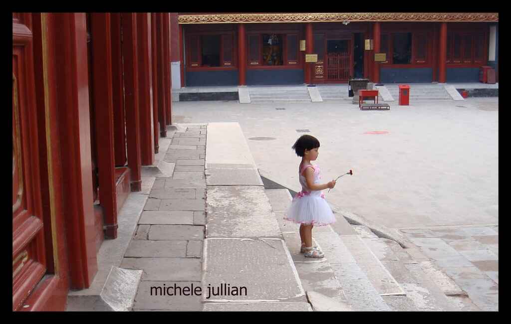 petite fille chinoise avec un oeillet