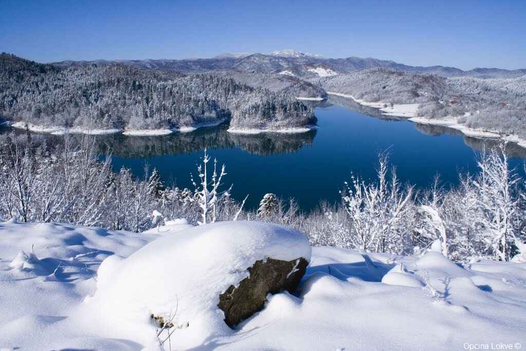 lac lokve en hiver sous la neige