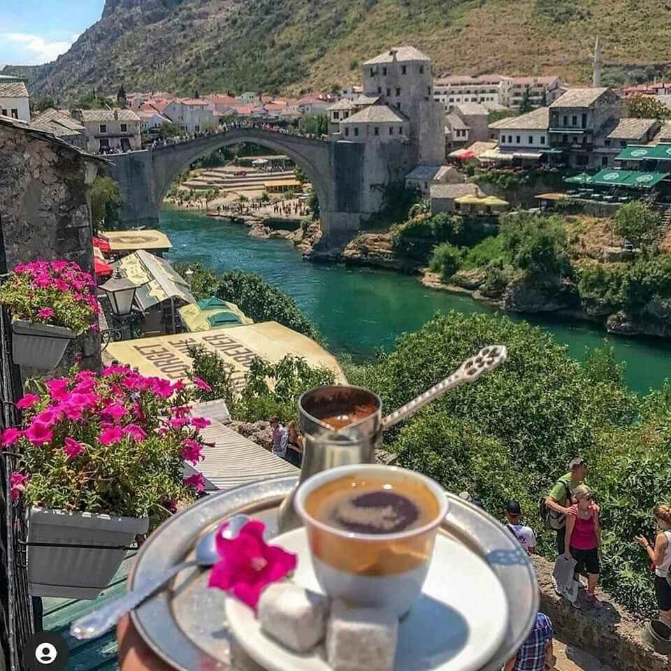 mostar cafe turc avec vue sur la neretva