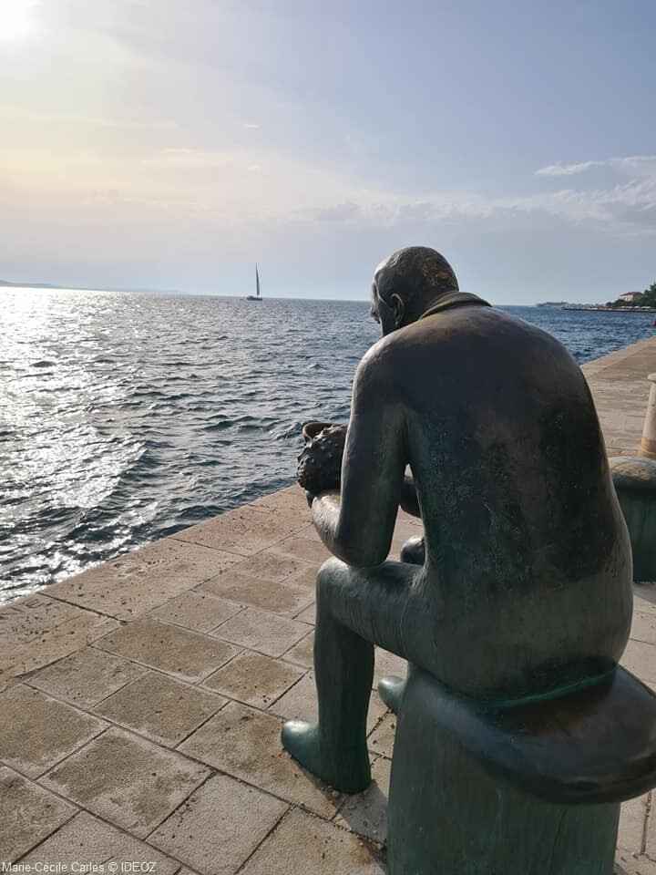 zadar statue homme au bord de la mer