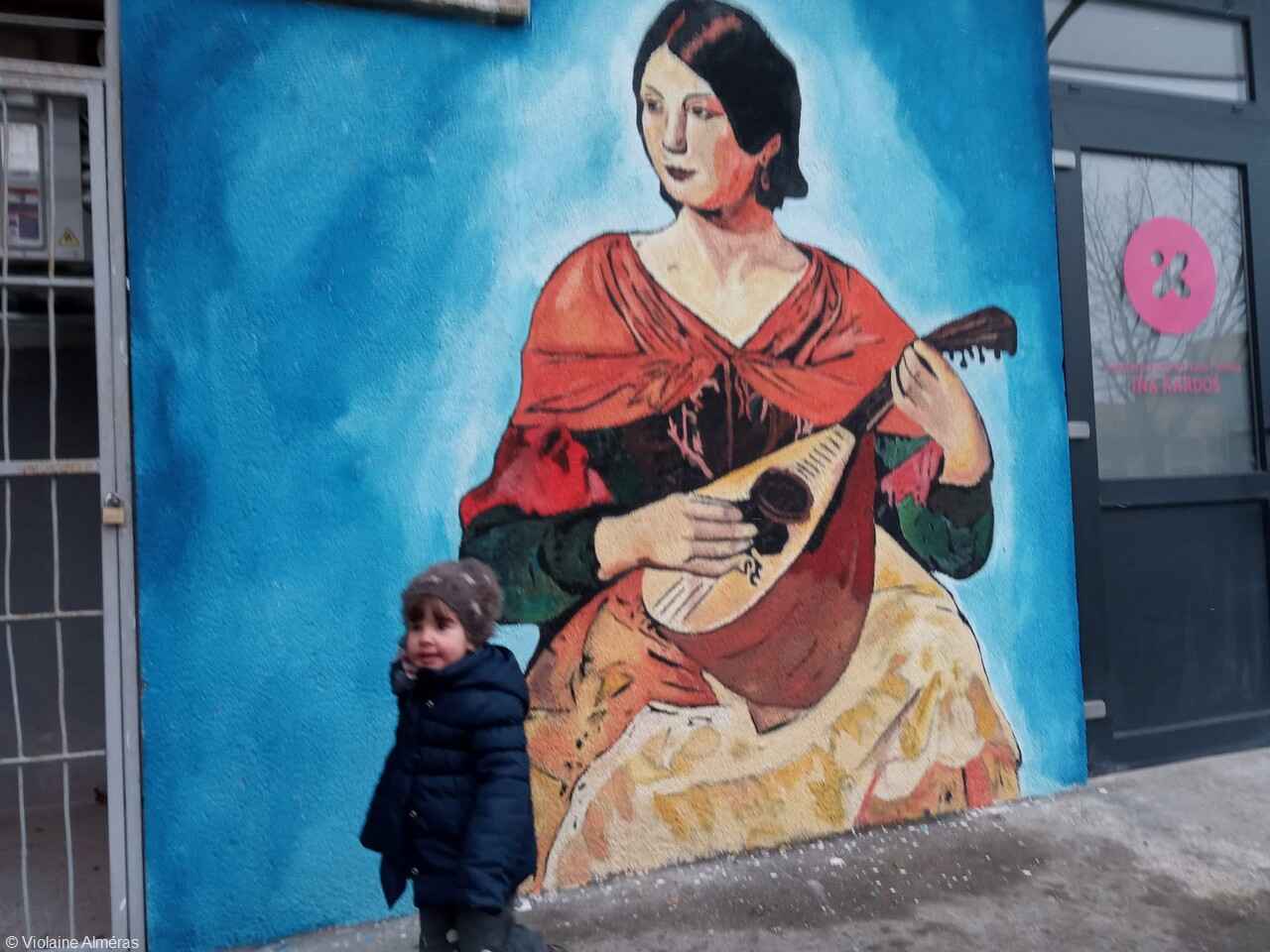 karlovac street art Femme romaine jouant de la musique
