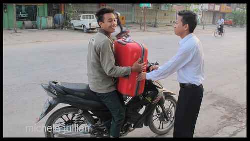mandalay homme sur une moto portant une valise