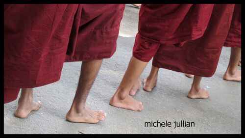 pieds de moines bouddhistes