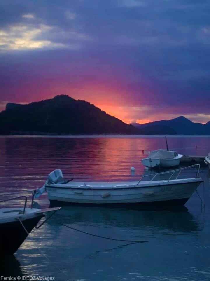 adriatique sipan barque au coucher du soeil rose et violet