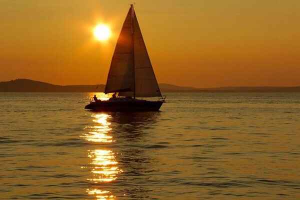 voilier au coucher du soleil en croatie
