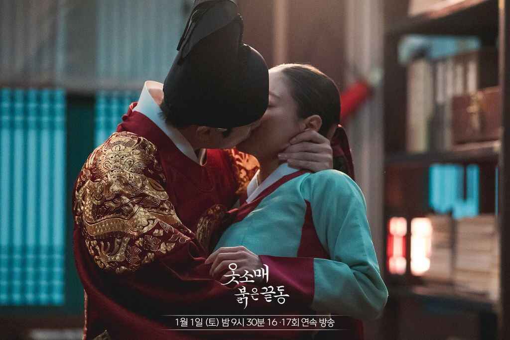 the red sleeve baiser entre le roi yeongjo et deok im