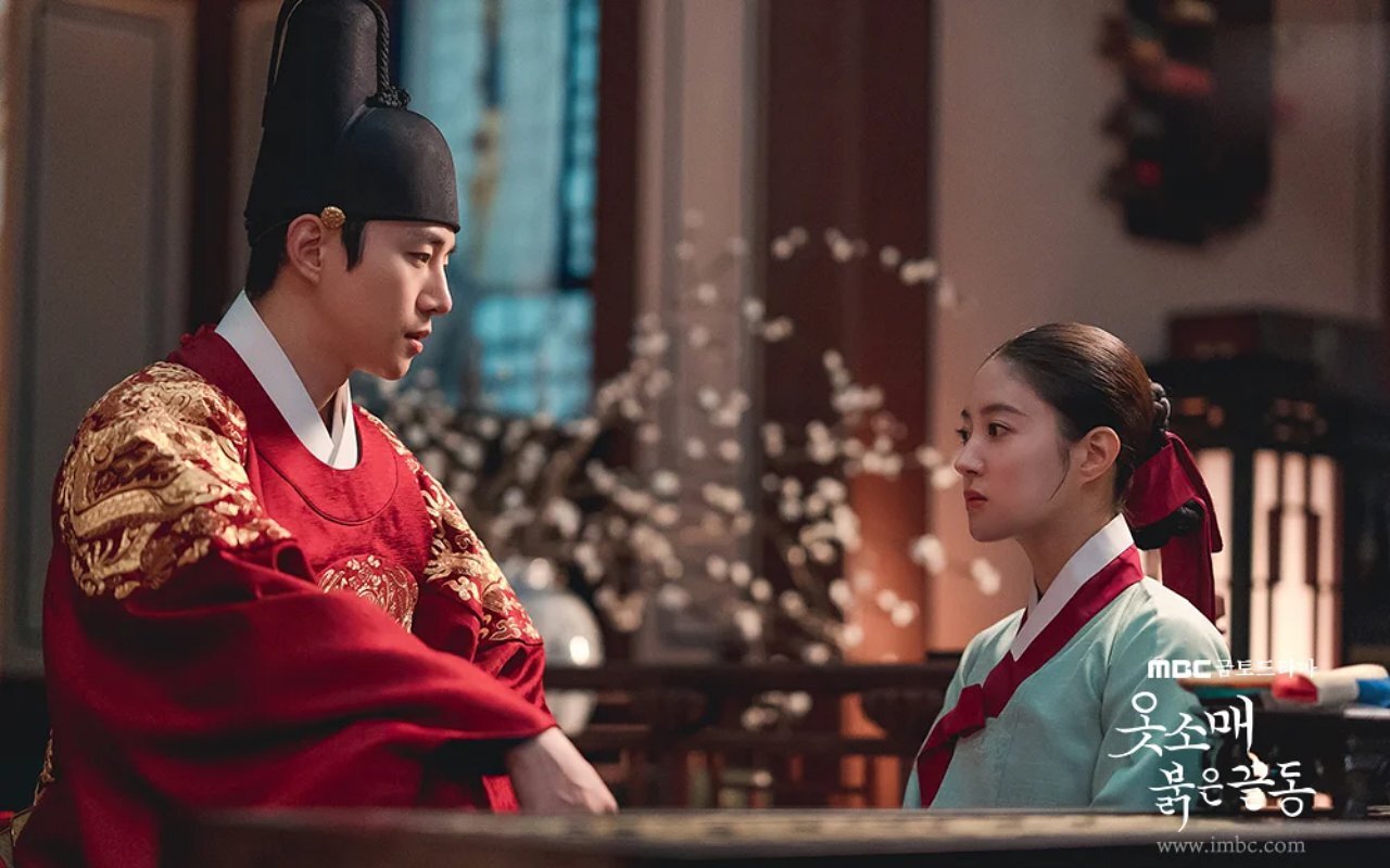 the red sleeve cuff le roi et deok im amoureux