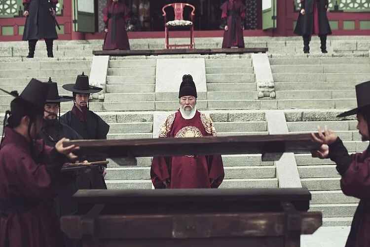 the throne roi yeongjo devant la boite a riz ou a ete enferme son fils