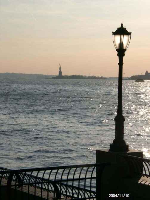 new york lampadaire et statue de la liberte