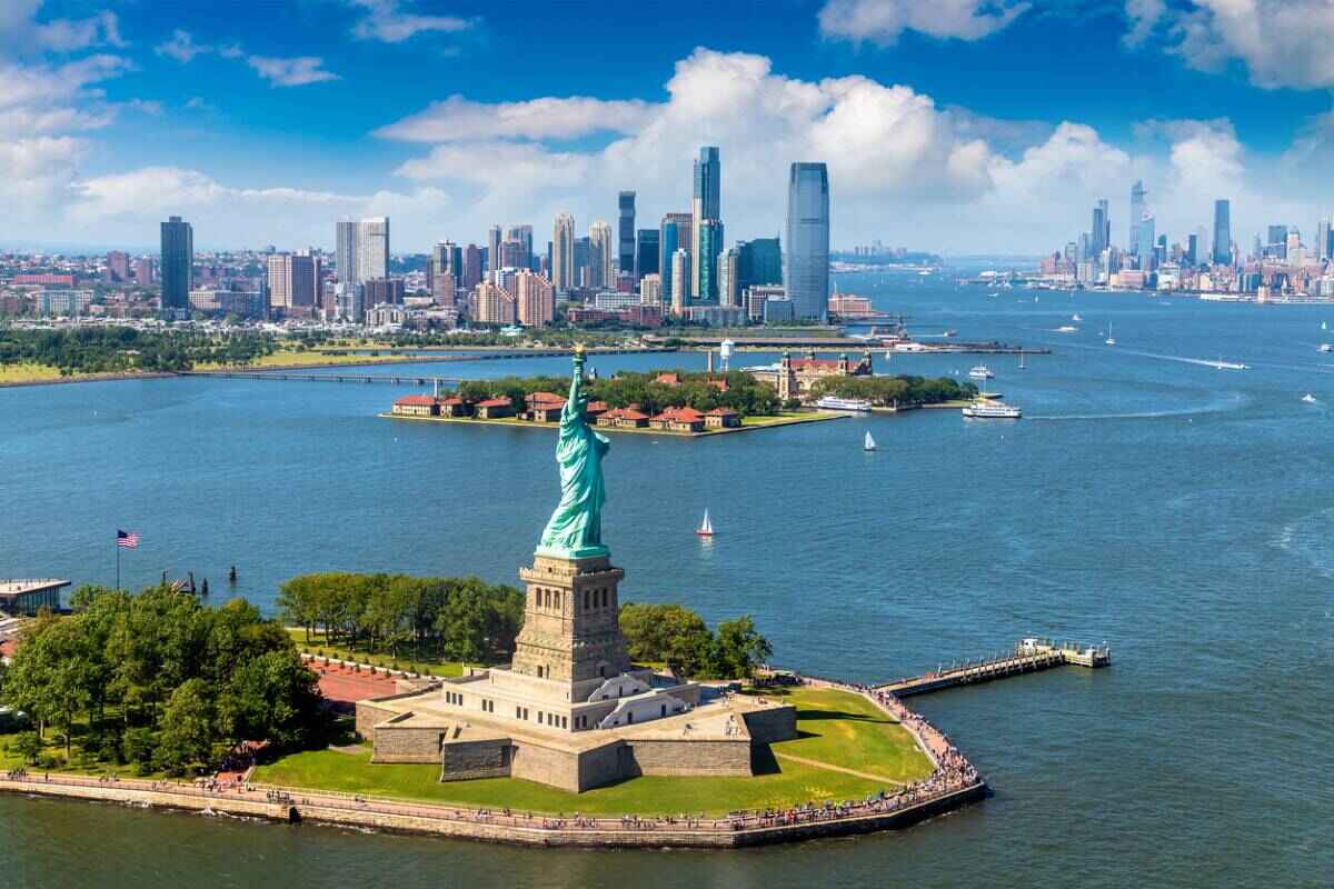 new york statue de la liberté et gratte ciels
