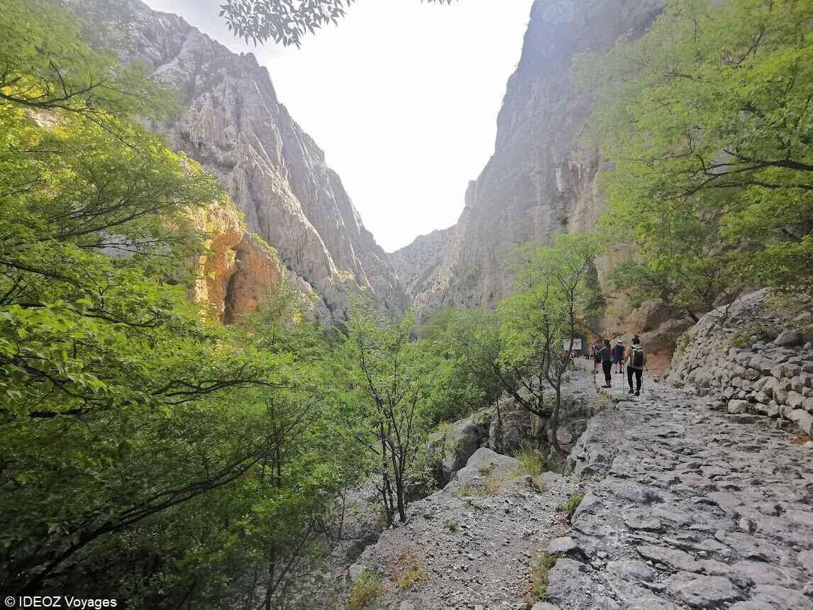 sentier de montagne dans le parc national paklenica