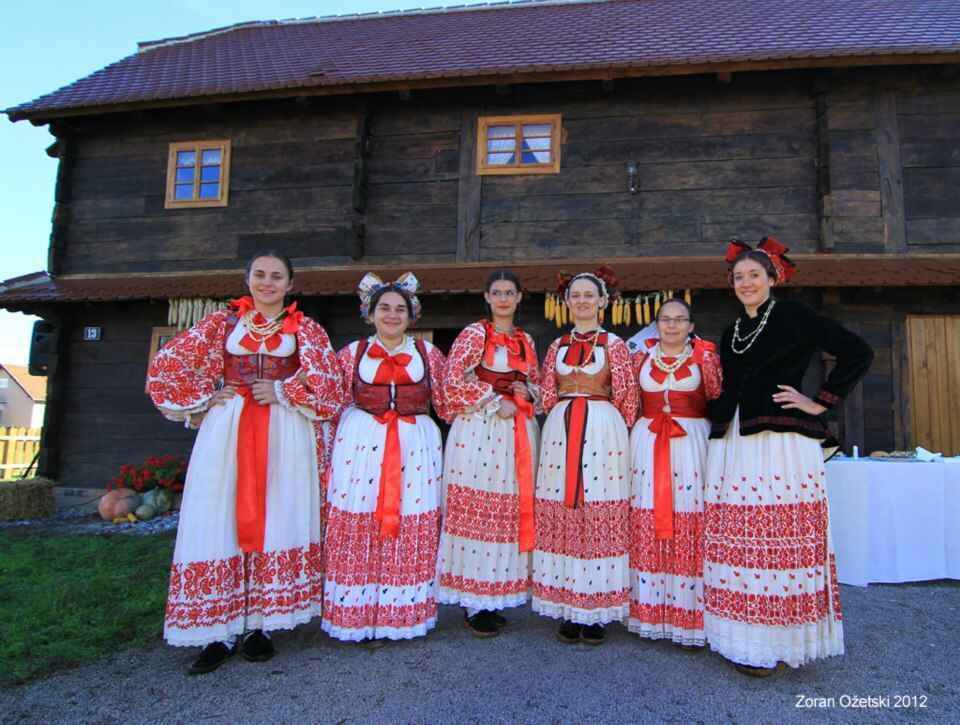 lonjsko polje folklore et femmes en habits traditionnels