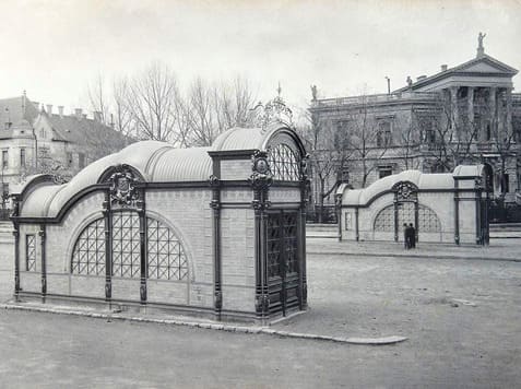 les pavillons d'entrée le long de l'avenue Andràssy