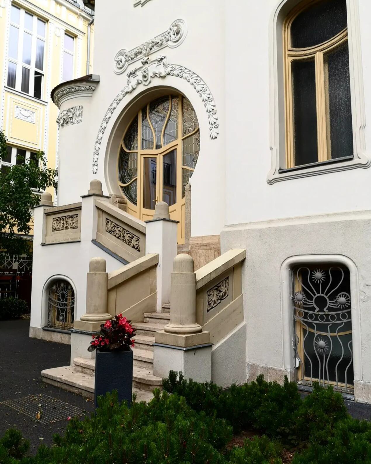 villa Kőrössy façade côté cour
