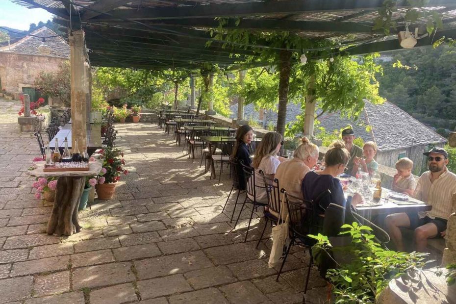 repas terrasse agrotourizam kastil gospodnetic dol brac