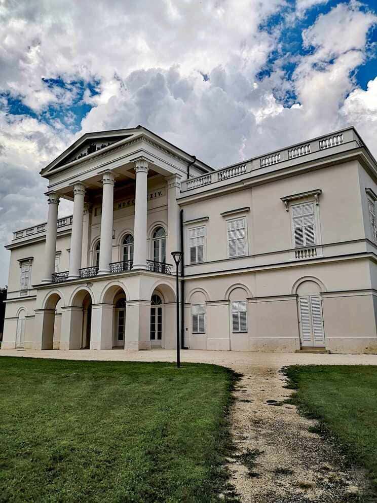 façade château Bajna Hongrie