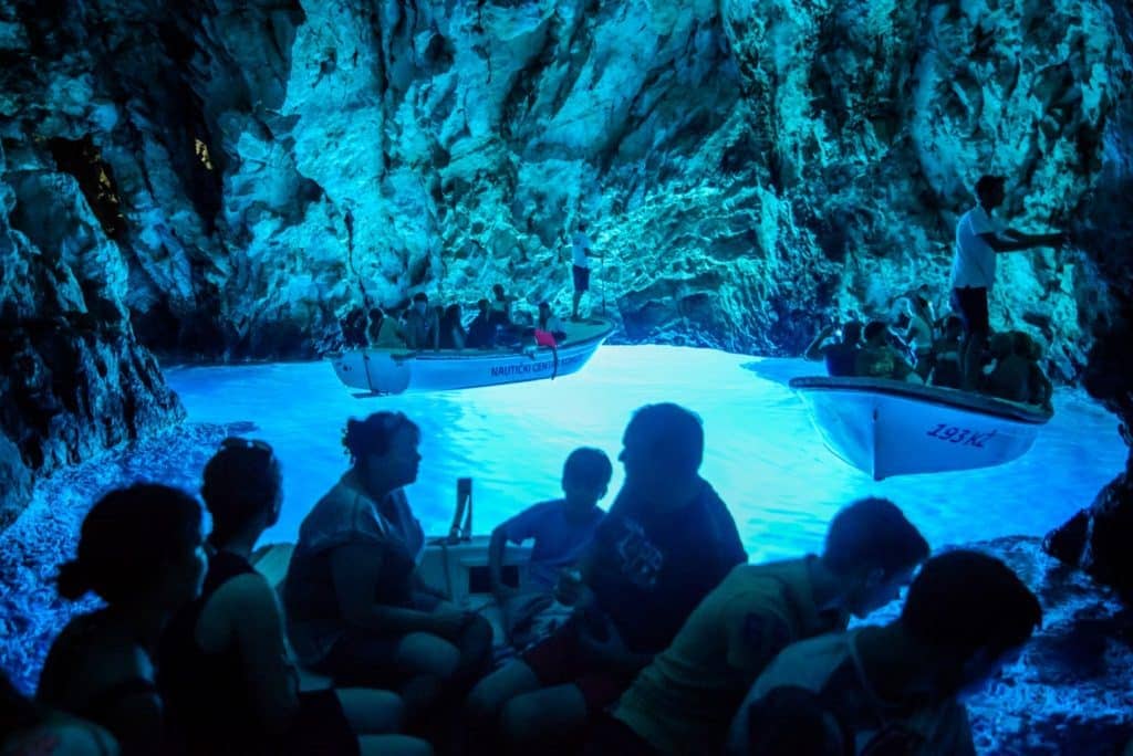blue cave bisevo croatie excursion